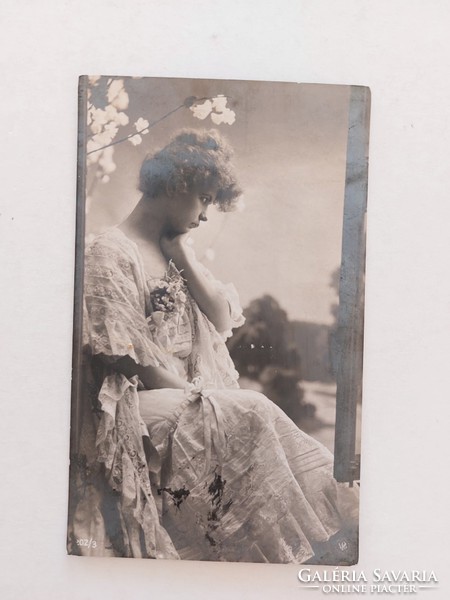 Régi képeslap 1909 fotó levelezőlap hölgy virágokkal