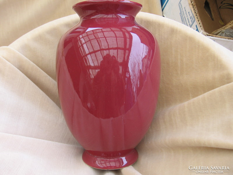 Shiny amphora vase with dark pink silberdistel