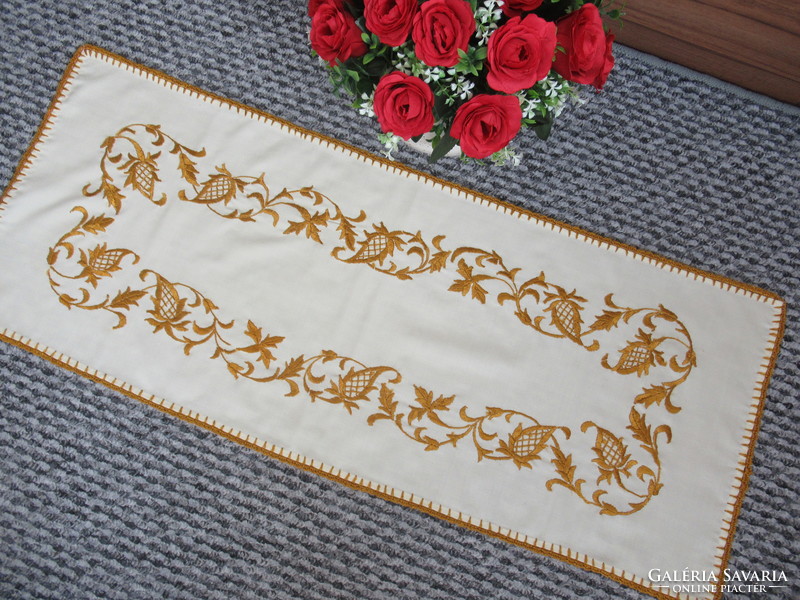 Runner embroidered with sophisticated silk thread