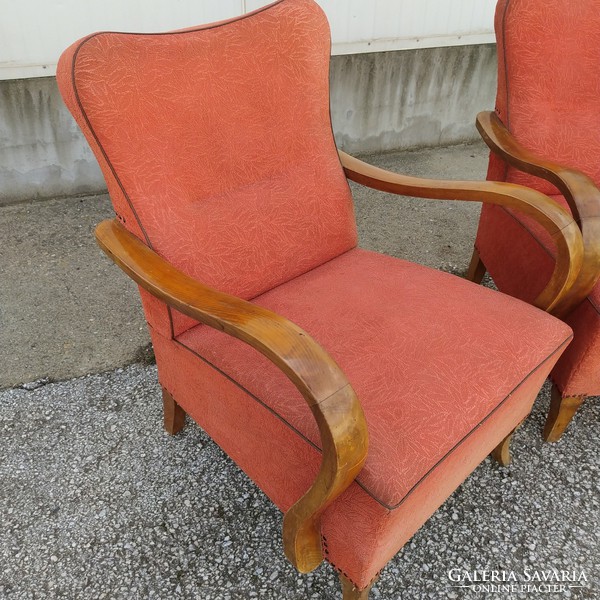 Armchairs with curved armrests