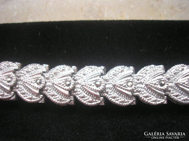 There is a large letter p in a triangle marked with marcasite stones. 31 Gr 19 cm bracelet