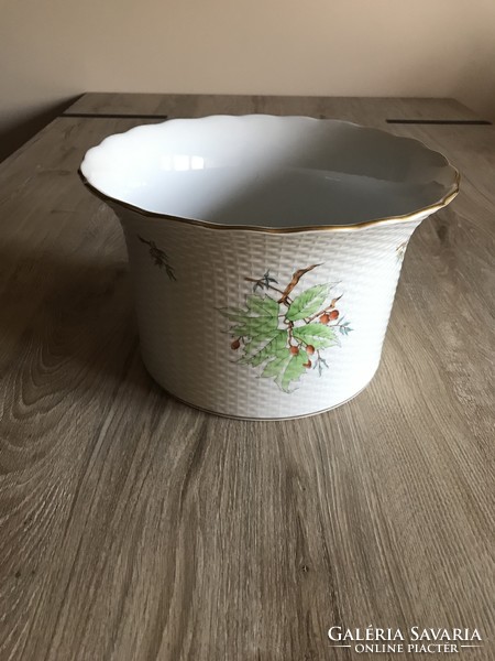 Herend porcelain pot with rosehip pattern.