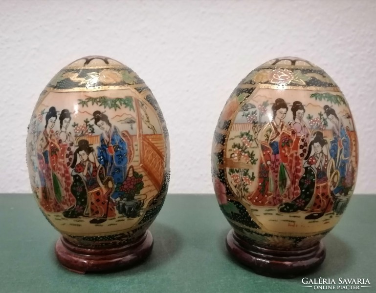 Kínai vagy Japán kézzel festett tojás fából.