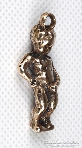 1I068 Copper peeing baby boy from Brussels with figurine hanger