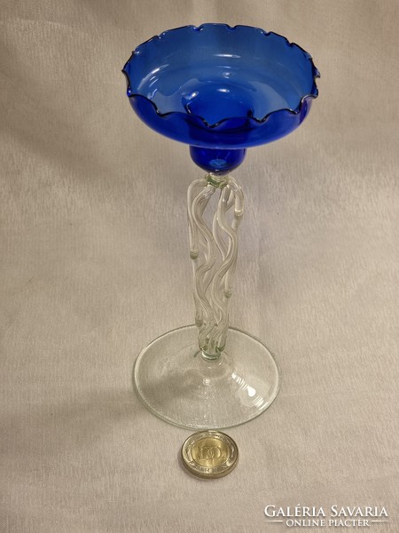 Kecses testű kék gyertyatartó, vélhetően cseh üvegmanufaktúra munkája XX.szd második fele.