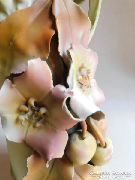 Antik  kancsóváza plasztikus virágokkal - kis sérülésekkel