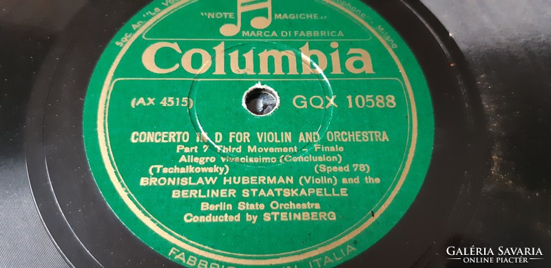 Bronislaw Huberman plays the violin on a gramophone record shellac at 78 rpm
