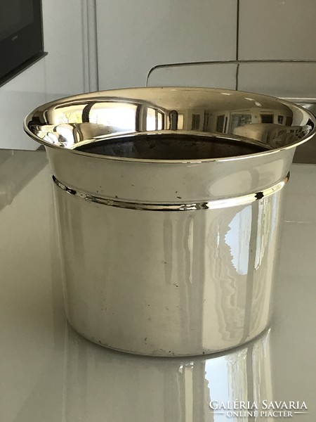 Silver-plated ice bucket in beautiful condition, 17 cm high