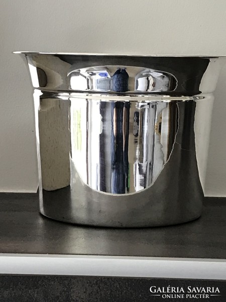Silver-plated ice bucket in beautiful condition, 17 cm high
