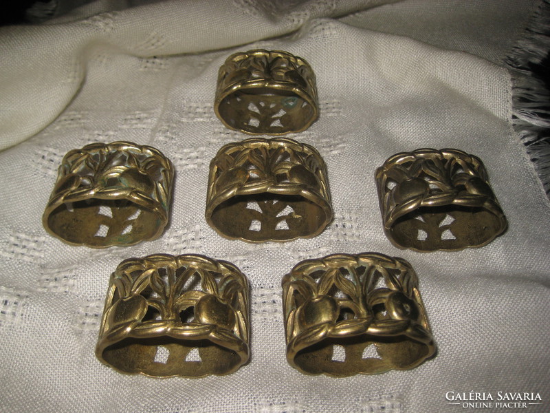 6 antique copper napkin holders. 5.2 X 3.5 x 3.5 cm