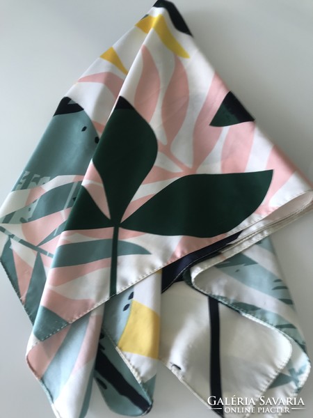 Zara scarf with colored leaves, 68 x 67 cm