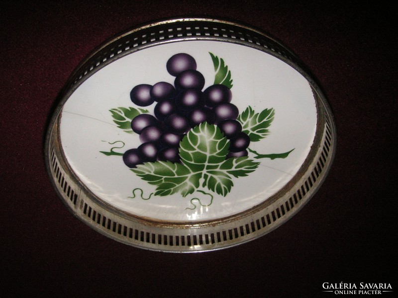 Majolika  alátét antik cseh , szép szőlő dekorral ,16 cm-es, piciny hajszál repedéssel...