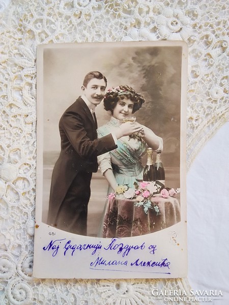 Antik színezett romantikus képeslap/üdvözlőlap, elegáns koccintó pár, pezsgő 1910 körüli