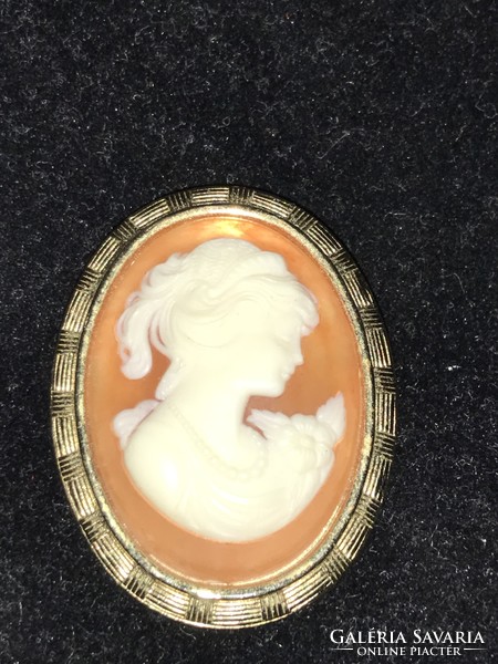 Old-looking very showy cameo badge brooch with a finely crafted female image.