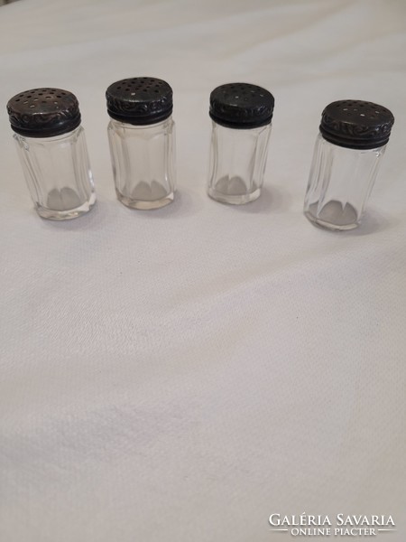 Salt shaker with glass and metal lid