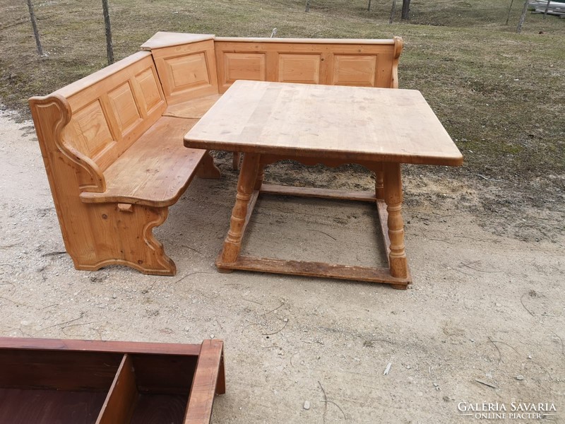 Table corner with pine bench