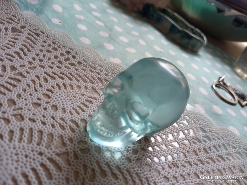 Original cyan glass crystal skull weighs 5-6 cm and weighs 8dkg