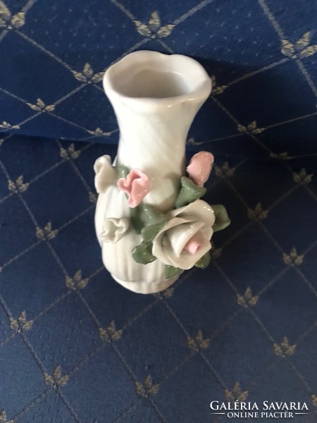 Porcelán váza,plasztikus virág díszítéssel,jelzés nélkül.11 cm magas Törés-repedés mentes állapotban