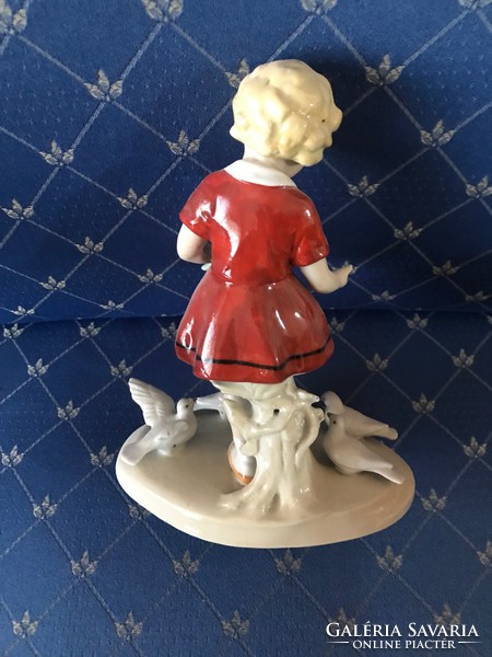Sitzendorf német porcelán figura,kislány. Sérülésmentes állapotban. Jelzett. 18 cm magas.