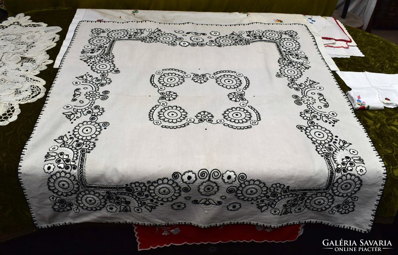 Hímzett , mintás díszterítő , vászon asztal terítő 98 x 93 cm magyar néprajz hímzés buzsáki