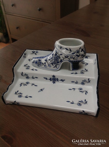 Porcelain table pen with porcelain detachable shoes with calamari