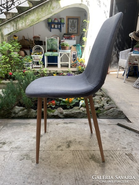 Retro chair with metal legs