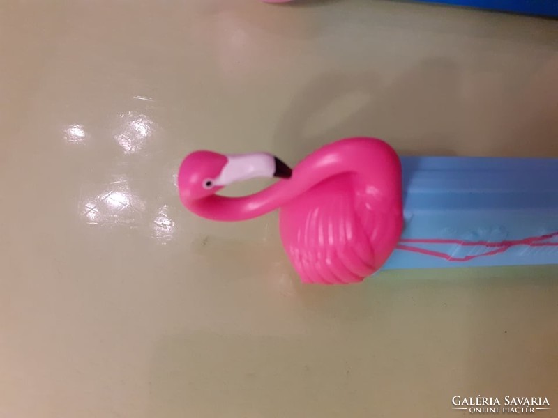 PEZ Pink flamingó - PEZ cukorkatartó -  kétféle is van egy világoskék és egy rózsaszín