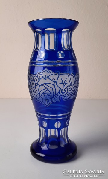 Art Deco überfangos kék váza, csiszolt, hámozott, savmaratott díszítéssel