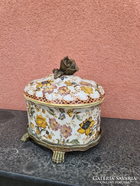 Porcelán bonbonier doboz rózsás fogóval