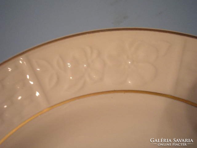 U11 Antik vitrintárgy 6 db-os aranyozott jelzett tányérok domború mintával ajándékozhatóan