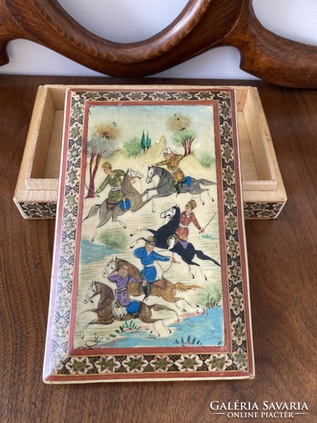 Painted wooden box / battle scene with depiction