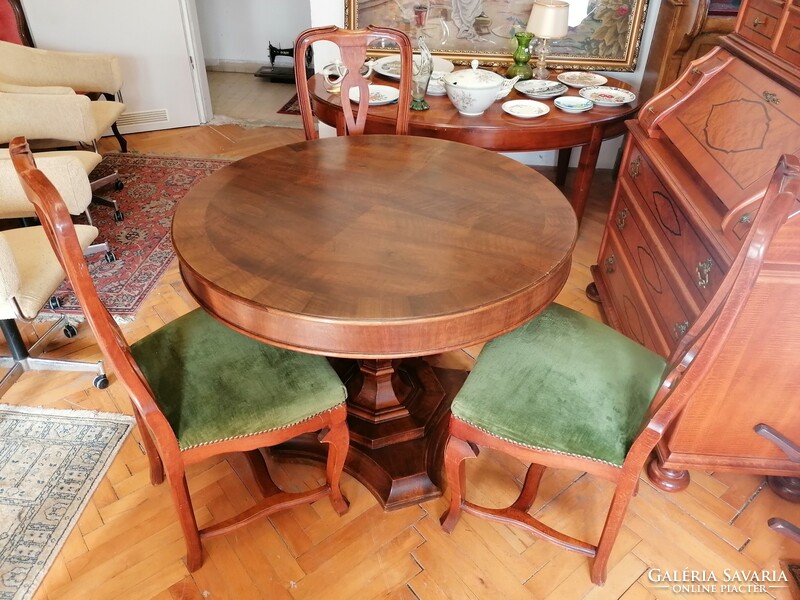 Asztal 3 szék