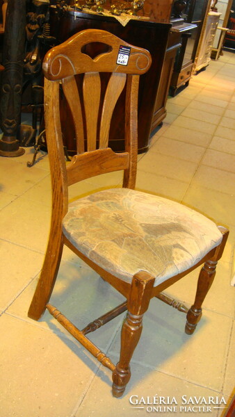 Four dining chairs in good condition. The four pieces are HUF 25,000. Solid oak upholstery is flawless.