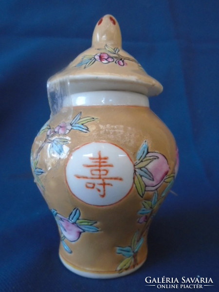 Kisebb méretű kinai fedeles urna váza hibátlan darab nagyon igényes domború mintás