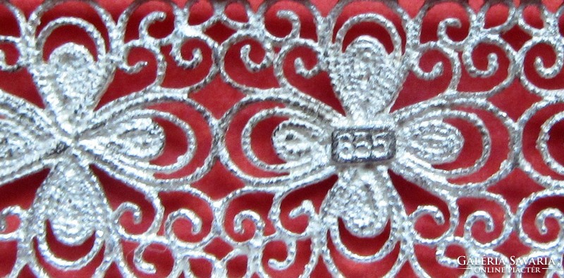 Régi ezüst bross, jelzet, 835 finomságú ezüst, 5,2 x 1,8 cm, áttört mintázattal.