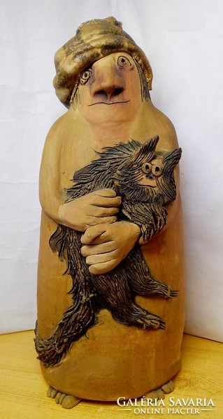 Márta néni a cicájával terrakotta szobor. Vertel Andrea keramikus alkotása az 1980-s évekből.