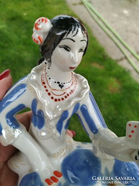 Porcelán szobor, dísz, kártyázó lány eladó!