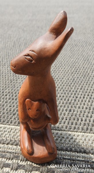 Régi ausztrál fából faragott kenguru a kölykével - fa szobor