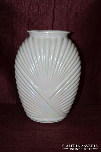 Ribbed vase (dbz 00125)