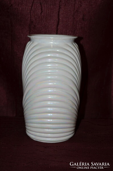 Ribbed vase (dbz 00125)