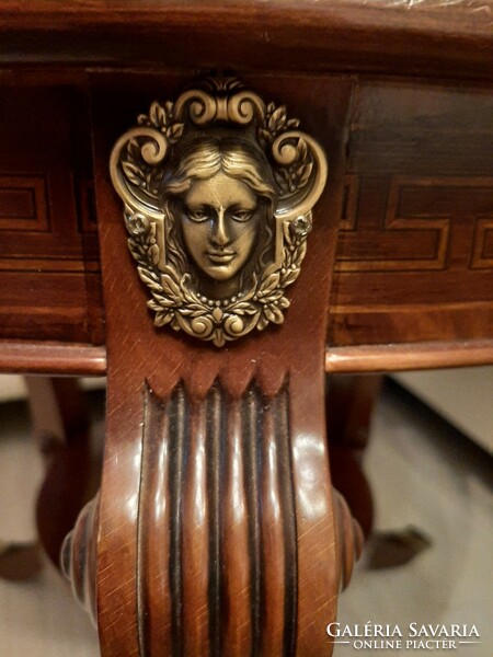 Különlegesen szép fém női fejes, fém lábvégű elegánsan intarziás polcos kör asztal