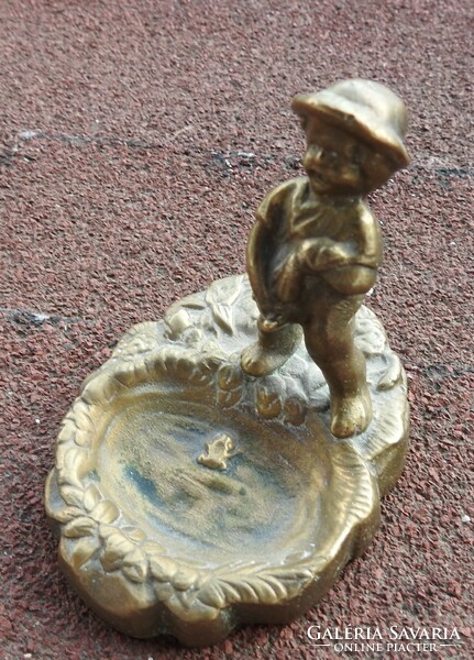 Bronz figurális gyűrűtartó / hamutartó - tóba a békára pisilő ember alak