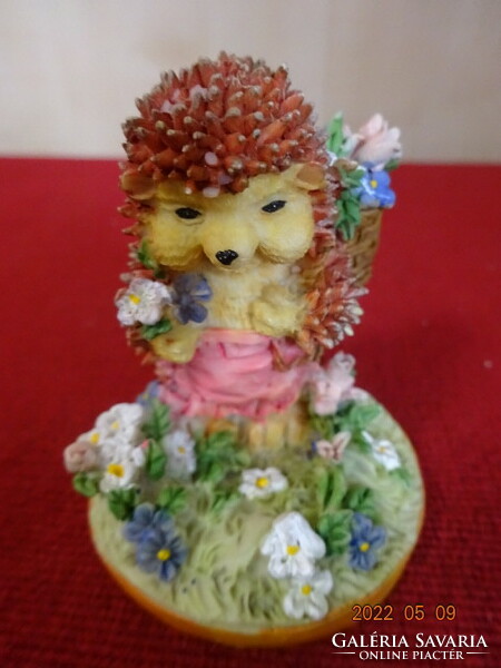 Figurális szobor, sün mama virágot gyűjt, magassága 6,5 cm. Vanneki! Jókai.