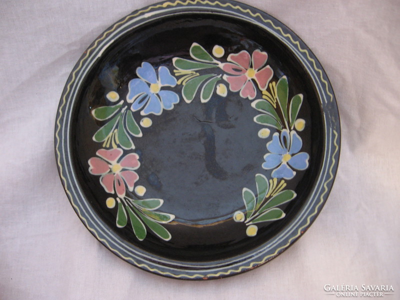 HMV vásárhelyi fekete mázas, virágkoszorús fali tál, tányér