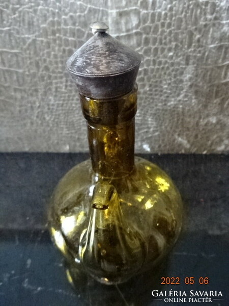 Barna üveg olajkiöntő kancsó, magassága 13,5 cm. Vanneki!