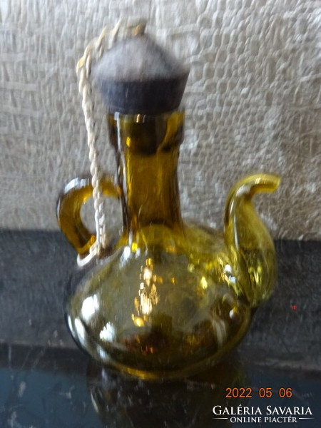 Barna üveg olajkiöntő kancsó, magassága 13,5 cm. Vanneki!