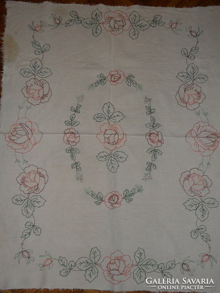Kézi hímzésű rózsás vászon terítő