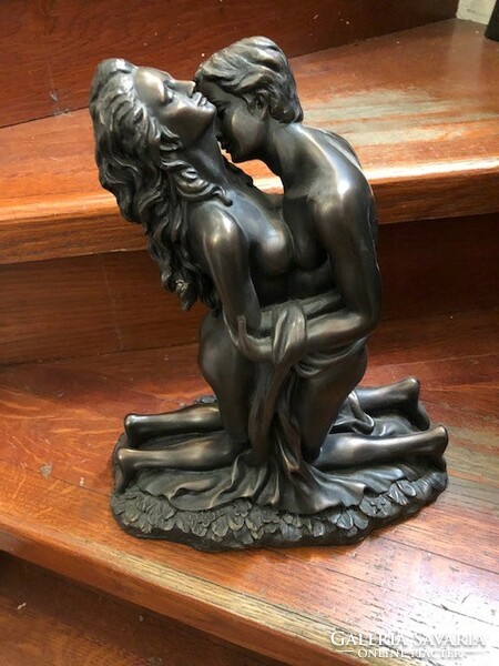 Bronze statue, couple in love, work measuring 30 x 24 cm. Le nantec