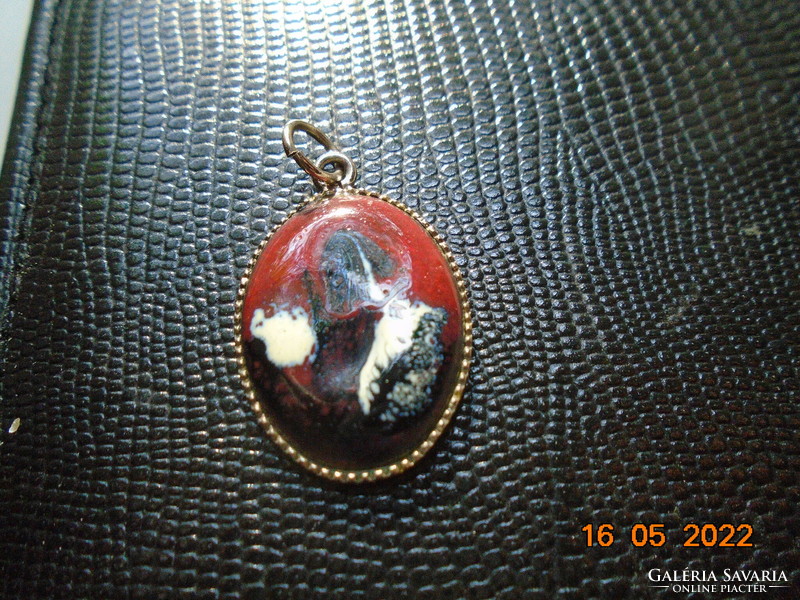 Zománc medál vörös és fekete színárnyalatokkal ezüstözött foglalatban