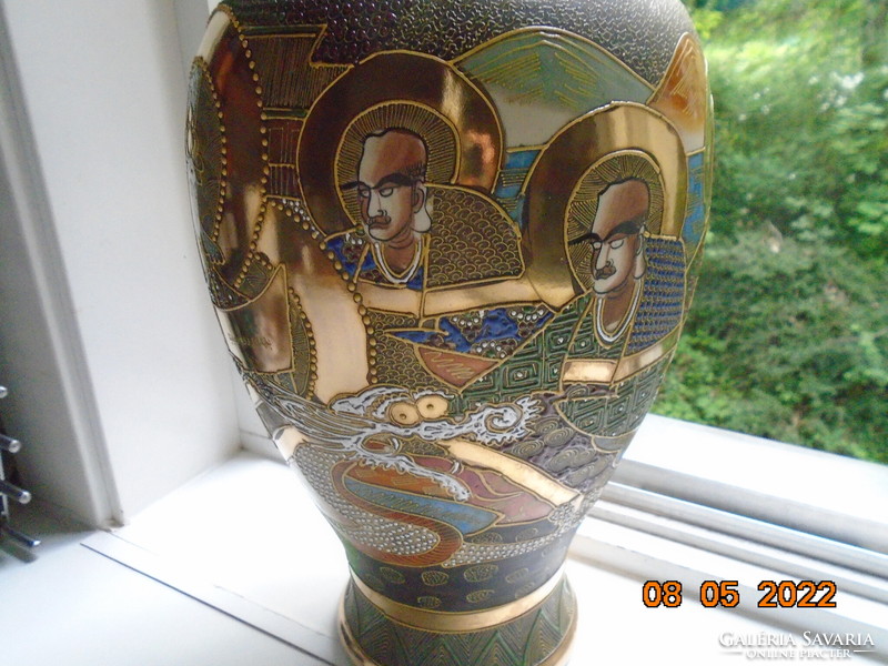 19.Sz spectacular, with hand-marked gold, satsuma moriage vase with Kannon goddess, 7 illuminated rakan